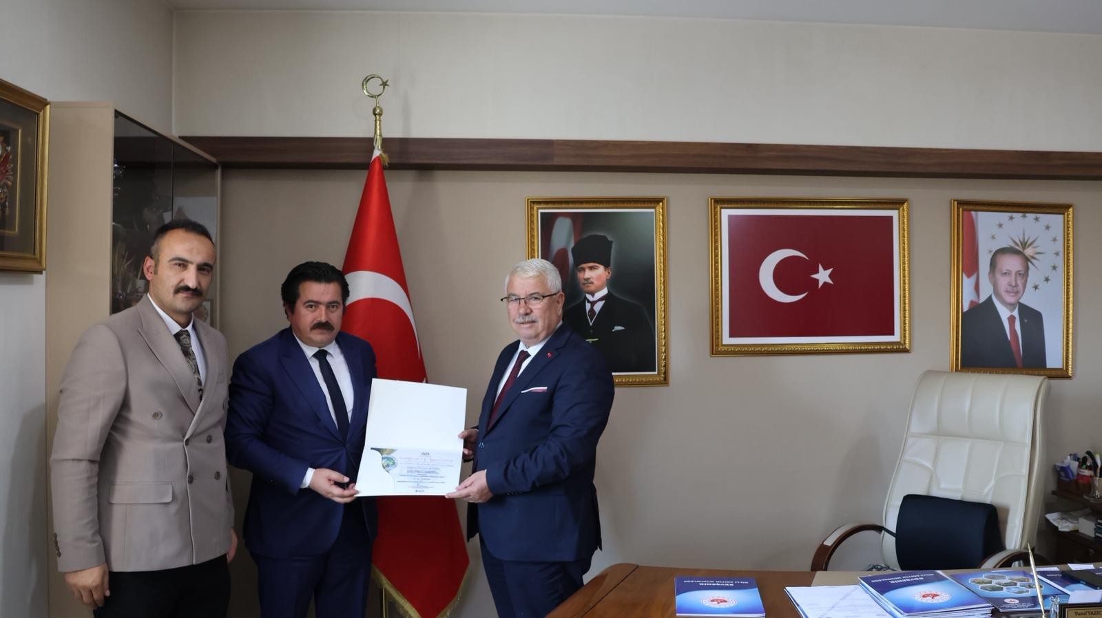 Projeleriyle Ödül Alan Öğretmen ve Öğrenciler, İl Millî Eğitim Müdürü Yusuf Yazıcı'yı Ziyaret Ettiler