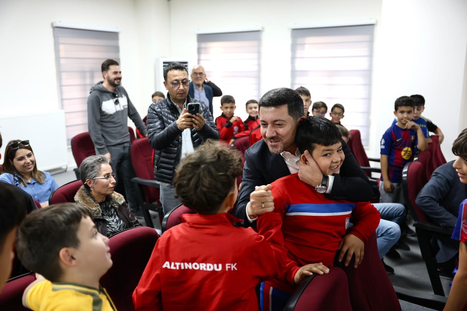Rasim Arı Başkan’dan Minik Futbolculara Krampon Hediyesi