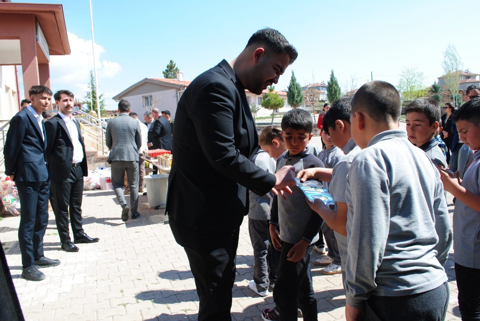 Ülkü Ocakları Nevşehir İl Başkanlığı tarafından öğrencilere  “UZEM” ve “ODAK” hediye edildi.