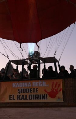 Kapadokya’da balonlar Kadına Yönelik Şiddete Dikkat Çekmek İçin Havalandı