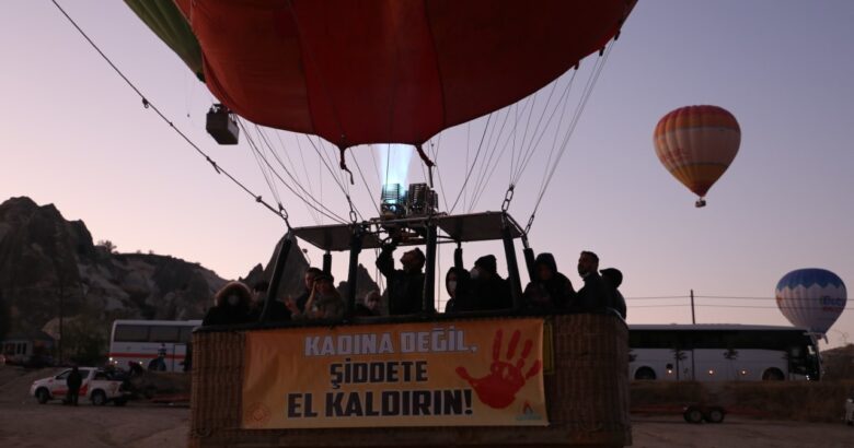  Kapadokya’da balonlar Kadına Yönelik Şiddete Dikkat Çekmek İçin Havalandı