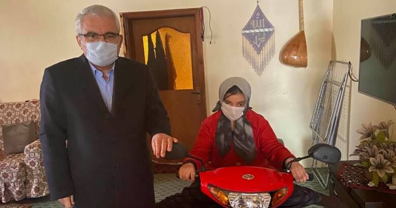  CHP’den engelli kadına akülü araba hediyesi