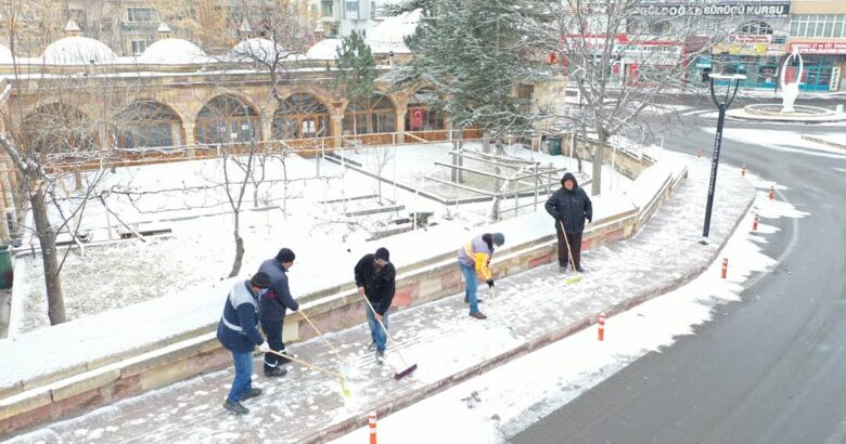  Gülşehir belediyesi ekiplerinin kar mesaisi
