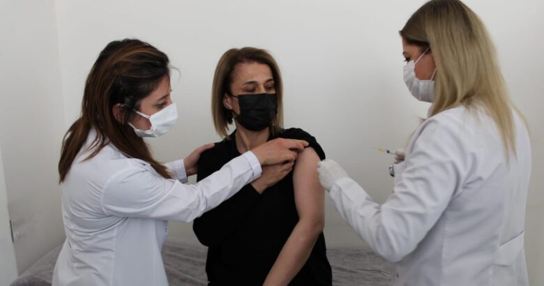  Nevşehir Valisi İnci Sezer Becel aşının ilk dozunu yaptırdı