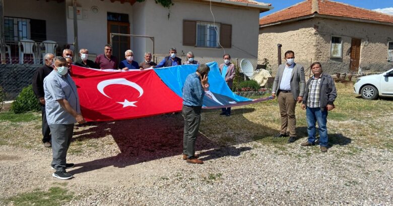  CHP’den 4 köy muhtarlığına daha Türk bayrağı hediyesi