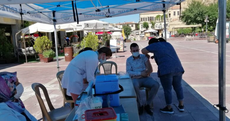  Ürgüp te Mobilize Aşı Ekibi Cumhuriyet Meydanında Aşılamaya Devam Ediyor