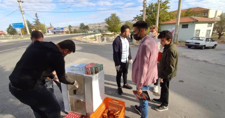  AK Gençlerden MYO öğrencilerine poğaça –  meyve suyu ikramı