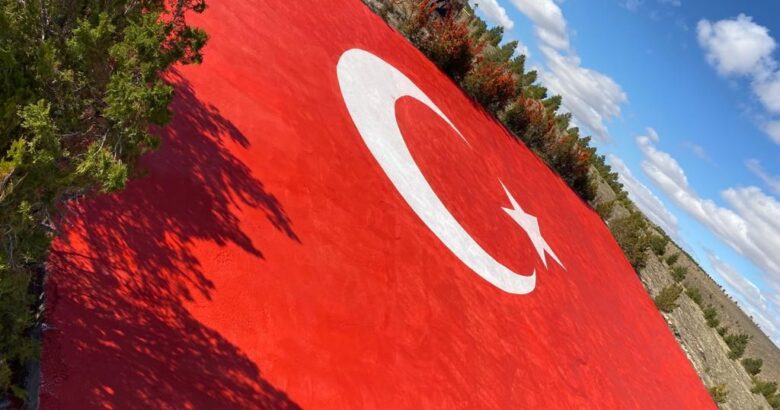  Türkiye’nin en büyük beton bayrağı boyandı