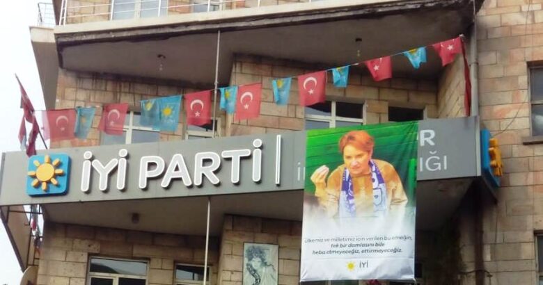 İYİ Partiye Akşener pankartı