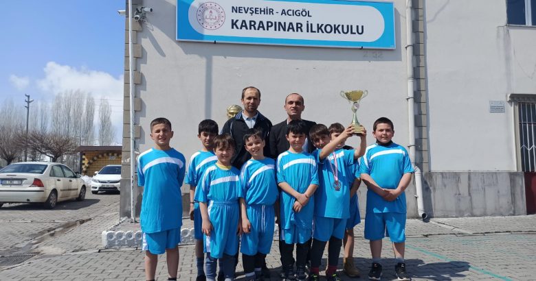  Futsal Turnuvasının birincisi Karapınar İlkokulu