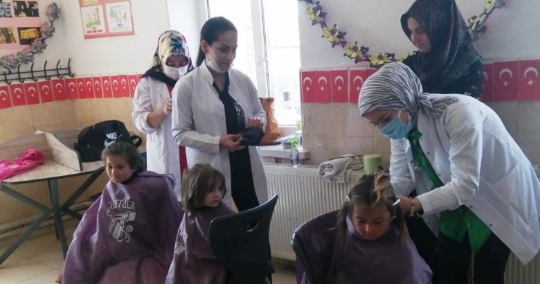  Köy okulunda ücretsiz saç tıraşı