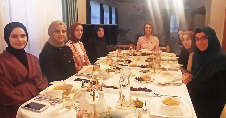  Vali Becel ile imam hatipli öğrencileri iftar yaptı
