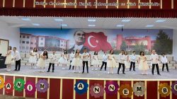 ALTINYILDIZLI 3.SINIFLARDAN MUHTEŞEM ANNELER GÜNÜ PROGRAMI