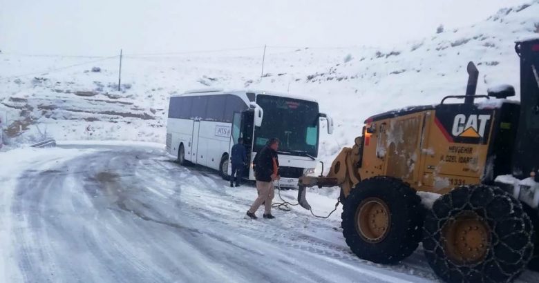  Mahsur kalan yabancı tur otobüsü kurtarıldı