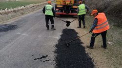 Yakatarla ve Terlemez köylerinde yol yama çalışmaları yapıldı