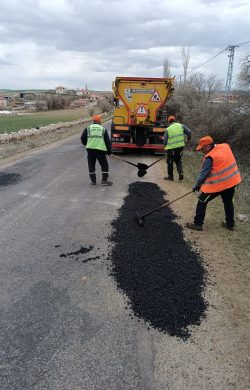 Yakatarla ve Terlemez köylerinde yol yama çalışmaları yapıldı