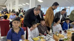 Menekşe hayırseverin iftar sofrasındaydı