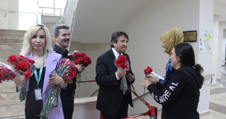  Başkan Çetin’den çiçekli kutlama