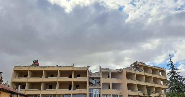  Avanos’ta ekonomik ömrünü dolduran yurt binası yıkılıyor